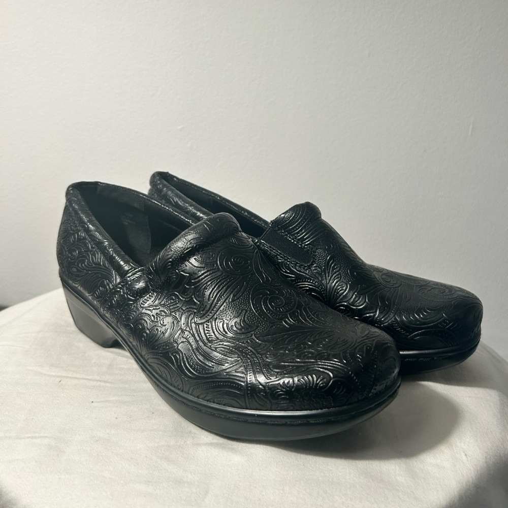 Yuu Black Embossed Women's Mules